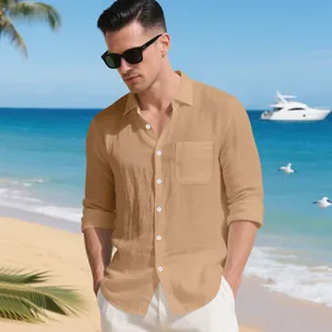 Vista dettagliata della camicia casual da uomo in lino marrone con tasca sulla spiaggia