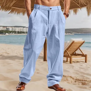 Dettaglio dei pantaloni casual in lino celeste da uomo in un luminoso contesto balneare