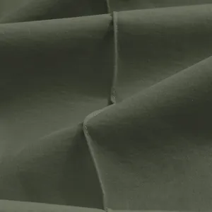 Vue macro de la texture du tissu sergé vert olive et de la couture pour pantalon d'affaires.