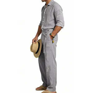 Vue détaillée d'un ensemble de loisirs en lin gris pour hommes avec chemise et pantalon.