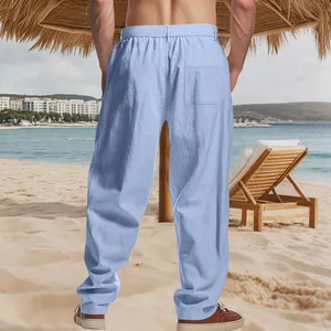 Vista posteriore di pantaloni casual in lino azzurro da uomo in spiaggia