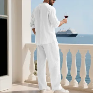Vista posteriore di un set da uomo in lino bianco traspirante per vacanze di lusso al mare