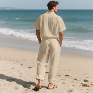 Vista trasera de un conjunto de lino beige para hombre con camisa y pantalón