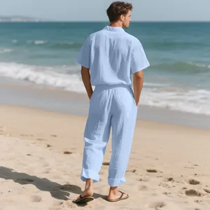 Vista trasera de conjunto de camisa de lino manga corta y pantalón azul claro en playa