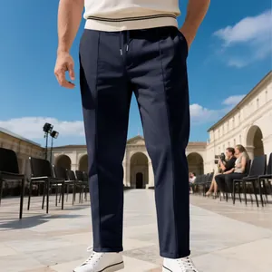 Primer plano de pantalones business azul marino de pierna recta y cordón