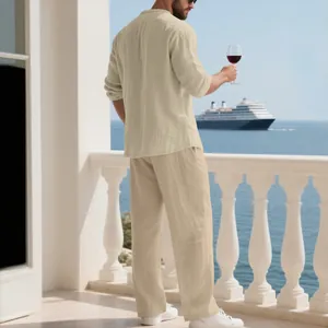 Completo da vacanza in lino da uomo con maglia a maniche lunghe e pantaloni color beige.