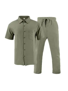 Detalle de conjunto de lino para hombre, camisa de manga corta y pantalón verde oliva