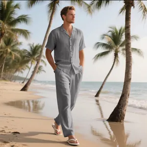 Conjunto masculino de lino gris con camisa de manga corta y pantalón en la playa