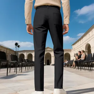 Vista posterior detallada de pantalones de negocios negros ajustados en un entorno exterior elegante