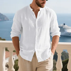 Gros plan d'une chemise Henley en lin blanc respirant avec col montant pour homme