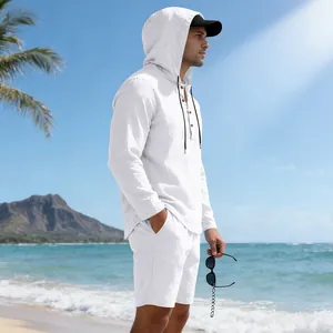 Heren witte linnen set met capuchon shirt en korte broek voor een zomerse strandvakantie.