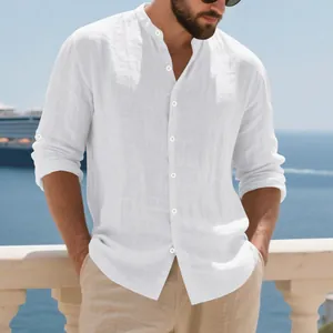 Détail d'une chemise Henley décontractée à manches longues en lin blanc pour homme