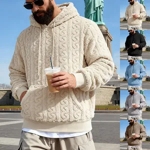 Gros plan d'un sweat à capuche pour hommes en polaire jacquard avec plusieurs options de couleurs