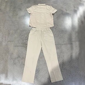 Conjunto casual de hombre en lino con camisa de manga corta y pantalón largo beige
