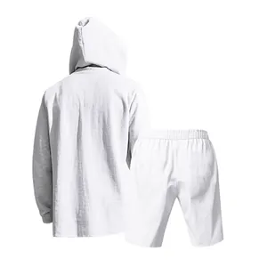 Achteraanzicht van wit heren linnen set met hoodie en korte broek voor het strand