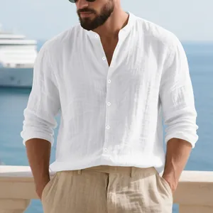 Gros plan sur une chemise en lin blanc avec col officier et tissu texturé