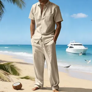 Primer plano de un hombre con un conjunto de camisa de lino beige y pantalones en la playa