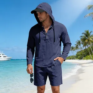 Marineblauw linnen strandset voor heren met een shirt met capuchon en een korte broek.