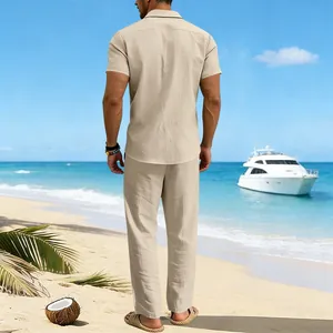 Vista trasera de conjunto de lino beige para hombre mostrando textura en la playa