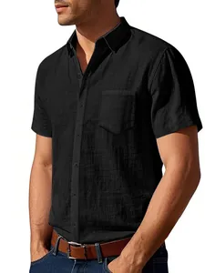 Camicia classica da uomo in lino nero a maniche corte con taschino sul petto e colletto bottonato.