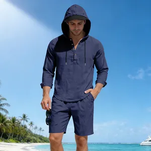 Detailweergave van heren linnen strandset in marineblauw met capuchonshirt en short