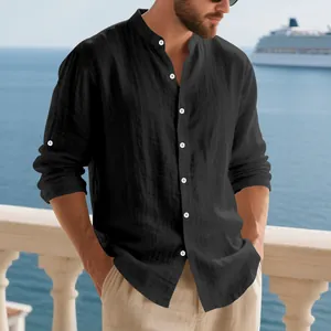 Vue détaillée de la texture du lin et du col officier de cette chemise noire pour homme