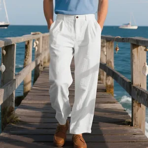 Détail d'un pantalon d'été en lin blanc pour homme à coupe droite sur un ponton ensoleillé en mer.