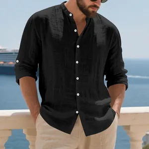 Détail de chemise Henley en lin noir pour homme avec col officier et boutons blancs