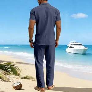Vista trasera de un conjunto azul de lino para hombre con camisa de manga corta y pantalón