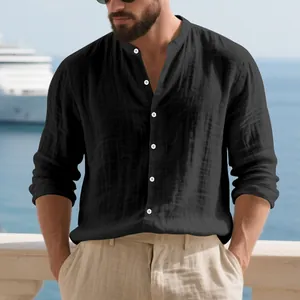 Détail d'une chemise henley en lin noir pour homme avec tissu texturé et boutons blancs.