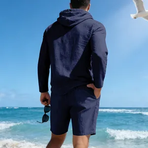 Achteraanzicht heren linnen strandset in marineblauw met hoodie en korte broek.