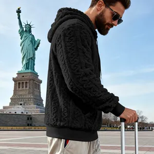 Texture détaillée du sweat-à-capuche en polaire teddy jacquard noir pour homme en extérieur