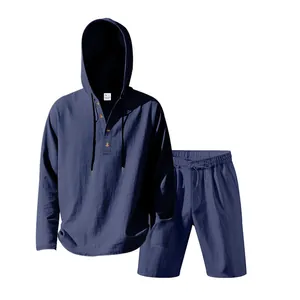 Detailweergave van een marineblauwe linnen hoodie en short set voor heren strandkleding.