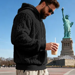 Vue latérale d'un homme en sweat à capuche en polaire jacquard noire, New York
