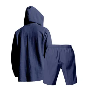 Gedetailleerd achteraanzicht van marineblauw linnen herenoverhemd met capuchon en short