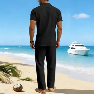 Vista trasera de conjunto de lino negro para hombre con camisa de manga corta y pantalón