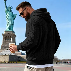 Vue arrière d'un sweat à capuche noir en polaire jacquard pour homme à New York