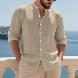 Détail d'une chemise en lin kaki pour homme avec un col montant classique et respirant