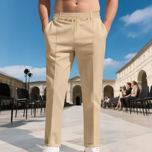 Detalle de los pantalones casuales de hombre color caqui con pierna recta y cintura ajustable
