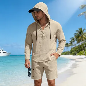 Beige linnen set voor heren met hemd met capuchon en korte broek op zonnig strand