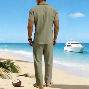 Vista trasera de un conjunto de lino verde oliva para hombre con camisa y pantalón en playa
