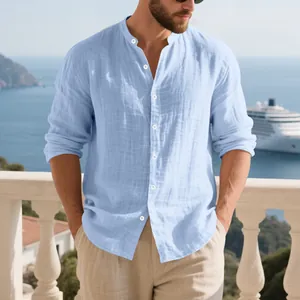 Vue détaillée d'une chemise Henley en lin bleu clair pour homme en bord de mer
