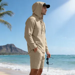 Zijaanzicht detail van beige linnen herenshirt met capuchon en bijpassende strandshort