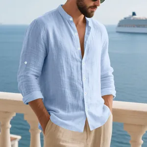 Détail d'une chemise henley en lin bleu clair pour homme avec col officier et boutons.