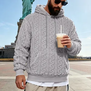 Vue détaillée du sweat à capuche en polaire jacquard gris pour homme, texture épaisse.