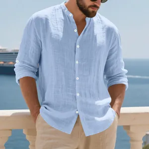 Détail d'une chemise Henley en lin bleu clair pour homme portée dans une zone côtière pittoresque