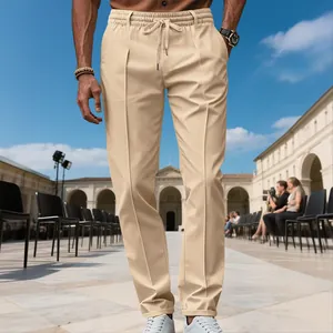 Detalle de pantalones beige para hombre con cordón elástico en la cintura para negocios