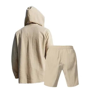 Achteraanzicht van een linnen herenset met hoodie en korte broek in de kleur beige