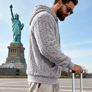 Vue détaillée du motif torsadé texturé sur ce sweat à capuche en polaire teddy gris.