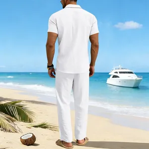 Vista trasera hombre con conjunto lino blanco camisa manga corta y pantalón en la playa
